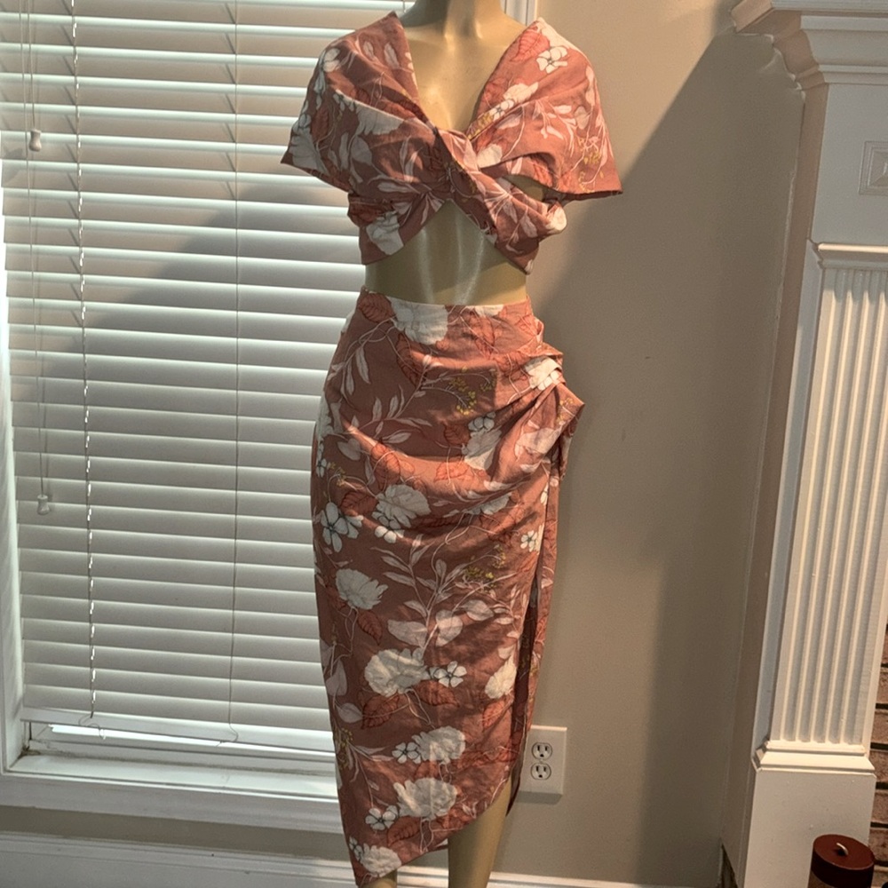 ASOS EDITION twist front off shoulder top and skirt in linen
floral print. - Picture 4 of 14